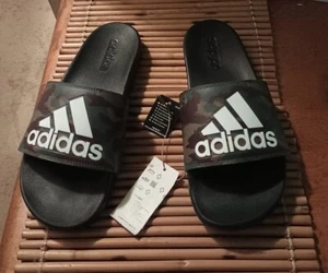9 SANDALI UOMO ADIDAS ESSENTIALS ADILETTE CAMO COMFORT SLIDE GW9647 GRN/BLK - Foto 1 di 8