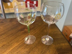 Block Basics Garden Rose Hand Painted Pattern Wine Glass + Offbrand Daisy Glass - Picture 1 of 4