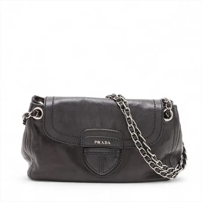 Borsa a tracolla Prada in pelle con catena nera - Immagine 1 di 4