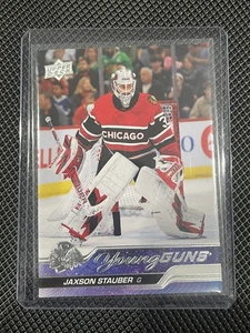 Jaxson Stauber - 2023-24 Upper Deck Series 1 - Young Guns #207 RC - Blackhawks - Foto 1 di 1