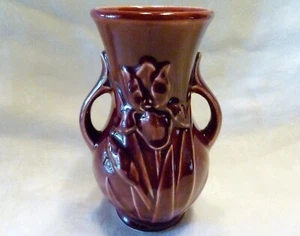 Vinage 5-1/2" SHAWNEE USA Art Pottery VASE Burgundy IRIS - Picture 1 of 11