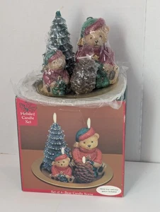 Vintage HOLIDAY CANDLE SET (4er Set - BÄRENKERZENSZENE) mit Metalltablett - Neu im Karton - Bild 1 von 4