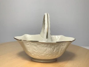 Lenox Sans Souci Korb mit geprägtem Muster & Goldrand Bonboniere - Bild 1 von 5