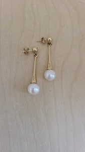 VINTAGE 14K GOLD 7.5MM PEARLS DANGLE EARRINGS DESIGNER SIGNED 1.25 IN LONG 3.3G - Picture 1 of 3