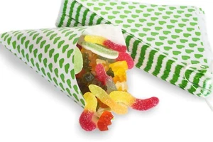 100 Papiertüten Spitztüten Herzen grün CandyBar 19 cm Hochzeit Candy Sweets - Bild 1 von 1