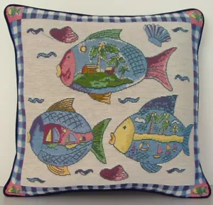 Strand - 3 lustige Fische mit Strandszenen Körper, karierte Bordüre, Gobelin Kissen Neu - Bild 1 von 9