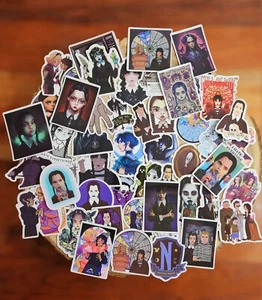 🍀 50 autocollants design mercredi pour ordinateur portable téléphone portable Addams Family par exemple - Photo 1/1
