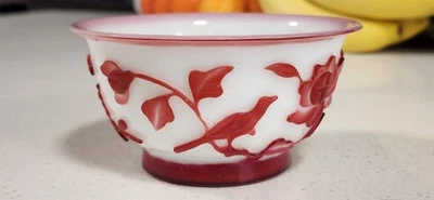 Antiguo cuenco floral rojo tallado chino de vidrio de Pekín de finales de la dinastía Qing Foto 1 de 4