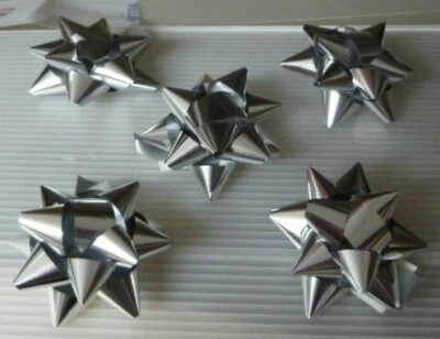 100 COCCARDE PVC STELLA FIOCCO DECORAZIONI ADESIVE REGALO NATALE ADDOBBI DIAM 65 - Immagine 1 di 4