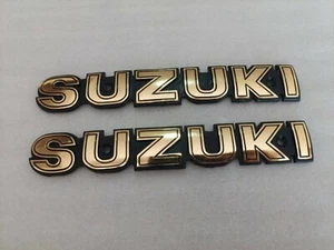 SUZUKI TRS GS450 GS550 GS650 GS850 GS1000 Fuel Gas Tank Emblem Badge NEW 1PAIR - Foto 1 di 5