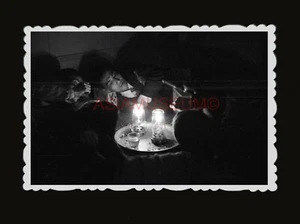 1950s UOMO CHE FUMA OPPIO DEN GUERRA ALLA DROGA INGLESE B&W foto vintage Hong Kong #1359 - Foto 1 di 2
