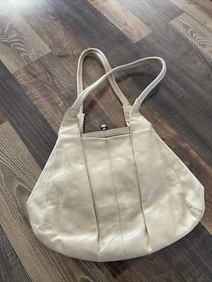 Bolso de hombro/mano Hobo International de cuero blanco roto cierre de beso Foto 1 de 4