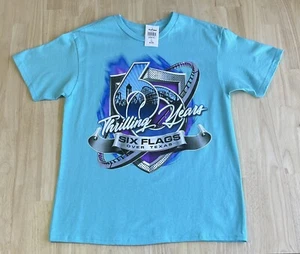 (L) SEIS BANDERAS 60 Emocionantes Años Camisa JUVENTUD Azul Parque Temático Aniversario Camiseta Nueva con Etiquetas - Imagen 1 de 7