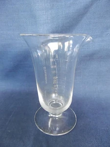 ANCIEN VERRE DE MESURE (BECHER) EN VERRE SOUFFLE AVEC GRADUATIONS GRAVEES - Picture 1 of 5