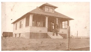 SCHÖNES VINTAGE HAUS & FAMILIE AUF VERANDA.1918 RPPC*B7 - Bild 1 von 2