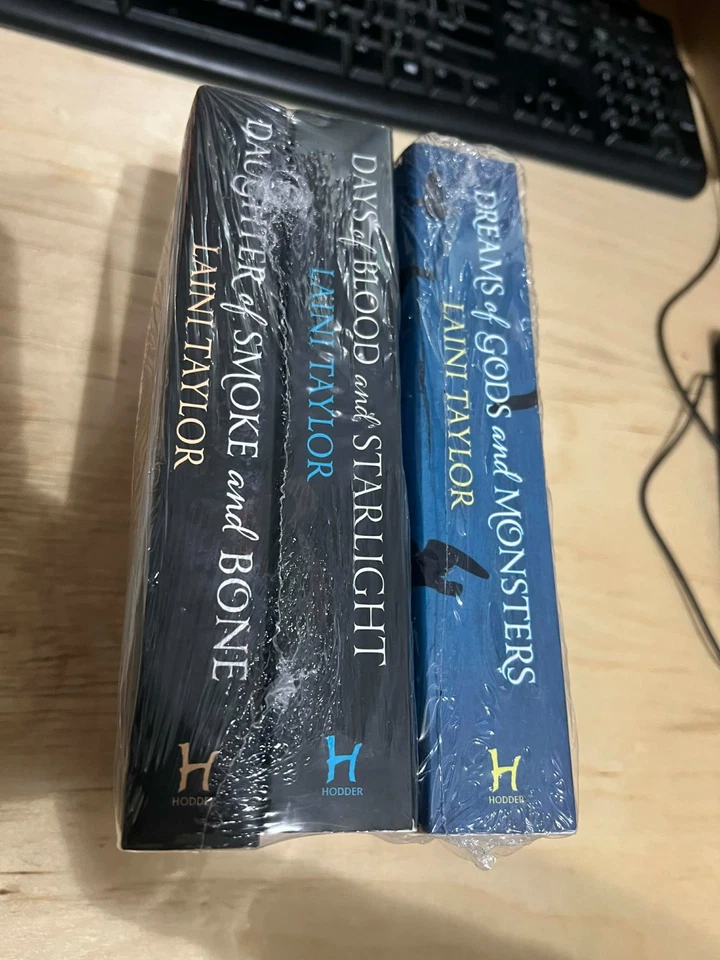 DAUGHTER OF SMOKE ,FANTASY TRILOGY Set of 3 by LAINI TAYLOR Paperback Foto 1 de 4