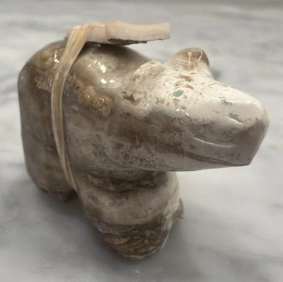 Talla de piedra de oso fetiche Zuni con ofrenda - Firmado Foto 1 de 4