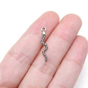 12 Charms Serpente Charm Rettile 23x4mm Tono Argento Metallo Venditore USA 1465 - Foto 1 di 3