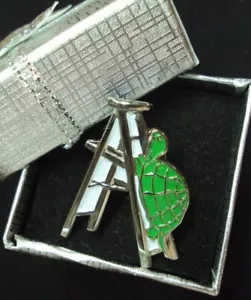 Vintage Estate Jewelry ~ Spilla smaltata tono argento TARTARUGA CHE SI ARRAMPICA UNA SCALA - Foto 1 di 3