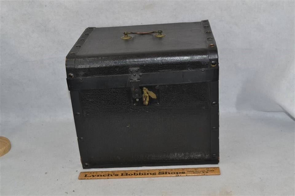 Antiguo baúl sombrero caja 12x10x10 negro con llave latón mango victoriano 1880 original Foto 1 de 4