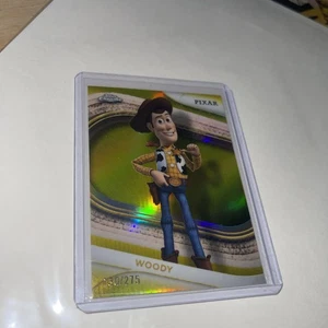 Refractor amarillo leñoso Disney cromado Topps 2025 #/275 Toy Story - Imagen 1 de 2