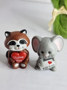 Russ Berrie Mini Figurine Procione Ti Amo e Topo Con Amore 1,5” Vintage Nuove - Foto 1 di 8