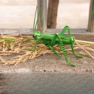 Estatuilla hecha a mano de alambre de aluminio insecto saltamontes metal artesanía niños regalo decoración - Imagen 1 de 5
