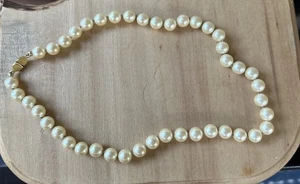 Collana girocollo vintage Monet piccola rotonda panna finta perla tono oro chiusura scatola - Foto 1 di 3