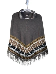 Poncho tejido Bekethi para mujer mezcla de alpaca con dobladillo con flecos y diseño de inspiración peruana - Imagen 1 de 9