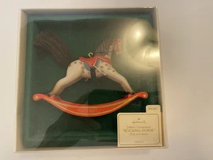NEU Hallmark Andenken Weihnachtsschmuck 1981 Schaukelpferd erste Serie QX4222! - Bild 1 von 9