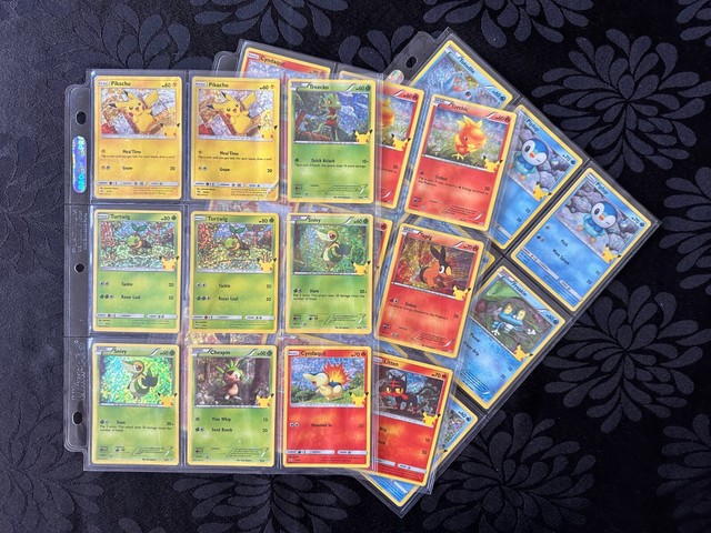 Abrimos R$ 60,00 em cartas pokémon McDonald's. Saiu Pikachu