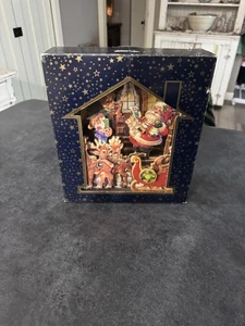 Casa de madera musical vintage casa de Navidad animada Papá Noel, elfo, gato y reno - Imagen 1 de 8