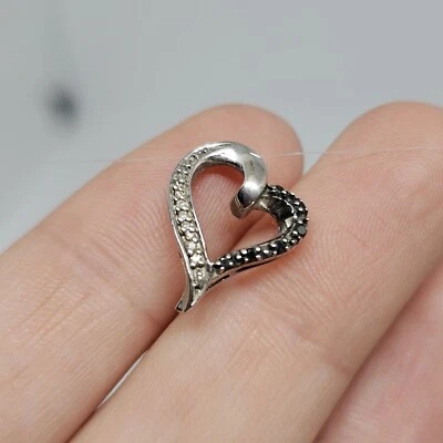 COLGANTE CORAZÓN ABIERTO DIAMANTES TRANSPARENTES Y NEGROS ORO BLANCO 10KT JWBR 0,9 gr Foto 1 de 4