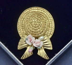 Vintage Brooch 1980s 1928 Porcelain Roses & Faux Pearl Hat Goldtone Jewellery - Picture 1 of 7