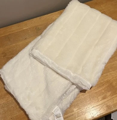 Cobertor de pele sintética creme diário Martha Stewart 48x60” - Imagem 1 de 4