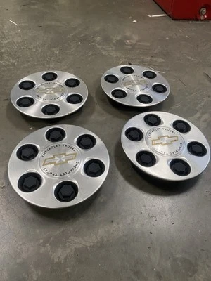 Комплект из 4 центральных колпаков ступицы колеса Tahoe для грузовиков Chevrolet Silverado 1500 99-06 годов выпуска с 6 зажимами - Изображение 1 из 4