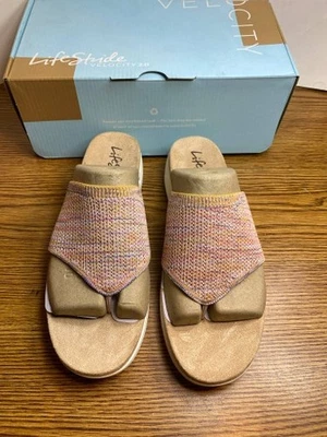 Sandalias Life Stride Velocity para mujer junto a la piscina arco iris tanga multicolor talla 10M Foto 1 de 4