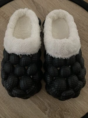 Diapositivas de burbujas con piel talla 7-10 mensaje después del pedido solo en negro Foto 1 de 4