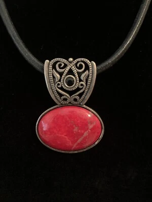 Collar Firmado Chico Colgante Piedra Roja Cordón Negro Ajustable Tono Plateado Foto 1 de 4