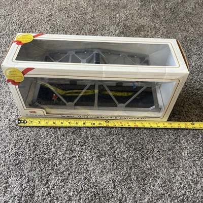 MODEL POWER #6095 O SCALE TRUSS BRIDGE W/ BLINKING LIGHT, 2 Figures, ORIG.BOX - Image 1 of 4