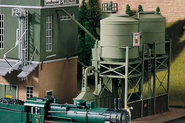 Piko 61115 HO Scale Billinger's Co-Op Silos Kit - Image 1 of 1