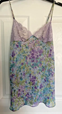 Винтажное белье Victoria Secrets Y2K размер XS фиолетовое кружево и цветочный слип - Изображение 1 из 4