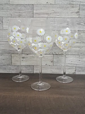 COPOS DE VINHO PINTADOS À MÃO MARGARIDAS MARGARIDAS BRANCAS COM NERVURAS HASTE LONGA 10" DE ALTURA  - Imagem 1 de 4