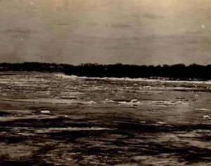 Foto real vintage de The Mighty Mississippi derretiendo hielo Davenport Iowa c 1911 - Imagen 1 de 3
