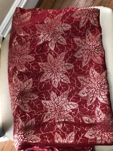 "Mantel ovalado 69"" X 80"" diseño floral metálico rojo y dorado" - Imagen 1 de 1