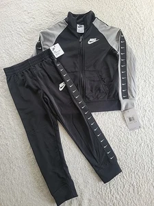 Nike Kleinkind Junge 2-teiliges Jogging-Set ~ schwarz, grau & weiß ~ Trainingsanzug 5-6 Jahre - Bild 1 von 4