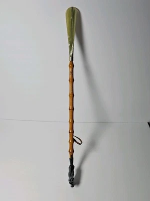 Cuerno de zapato de bambú vintage con figura de mono y sombrero - ¿celuloide? Cuerno verde jade Foto 1 de 4