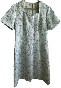 Green Floral Vintage Dress 60’s 70’s Cute Neckline Shapely Chic Size 14 - Picture 1 of 13