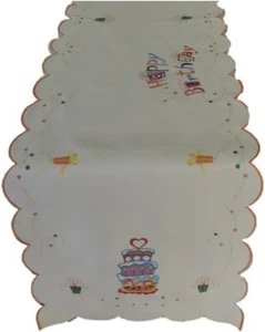 Corredor de mesa bordado feliz cumpleaños con bordes festoneados y diseño de regalo/pastel - Imagen 1 de 4