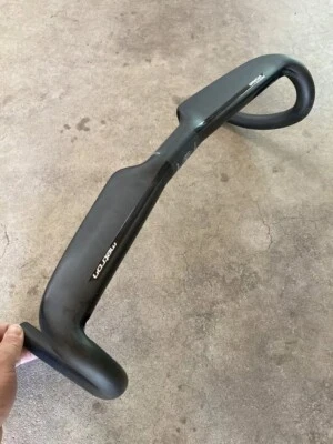 Vision Metron Aero Carbon Road Handlebar 44 cm internal routing drop bars Di2 - Image 1 of 4
